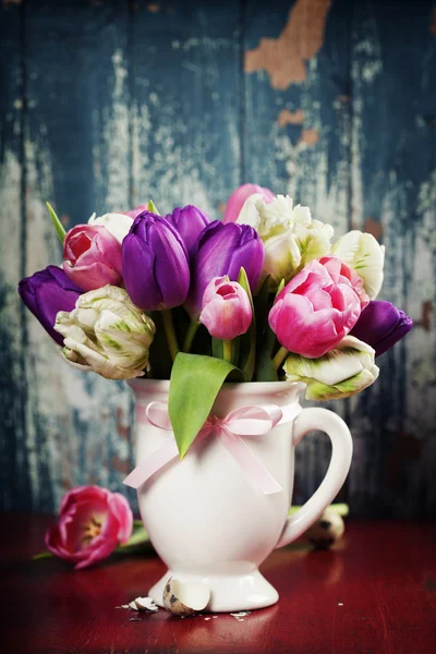 Mooie tulpen boeket op houten tafel — Stockfoto