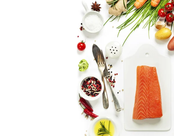 Filé de salmão fresco com ervas aromáticas, especiarias e legumes — Fotografia de Stock