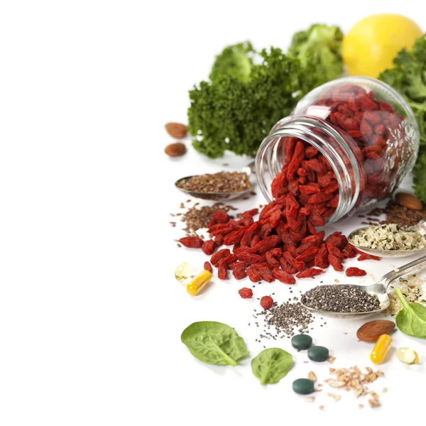 Verschiedene Superfoods auf weißem Hintergrund — Stockfoto