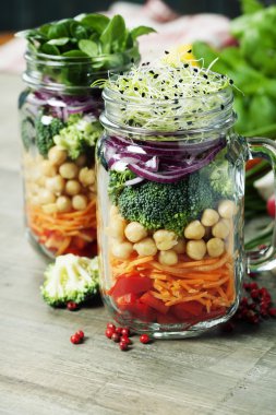 Sağlıklı ev yapımı Mason kavanoza salata