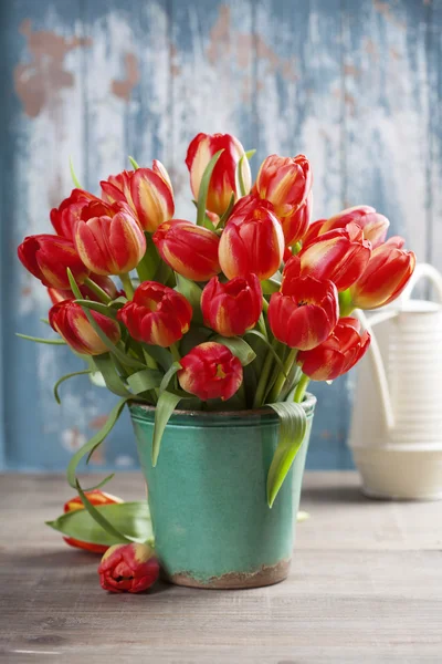 Schöner Tulpenstrauß und Gartengeräte auf Holztisch — Stockfoto
