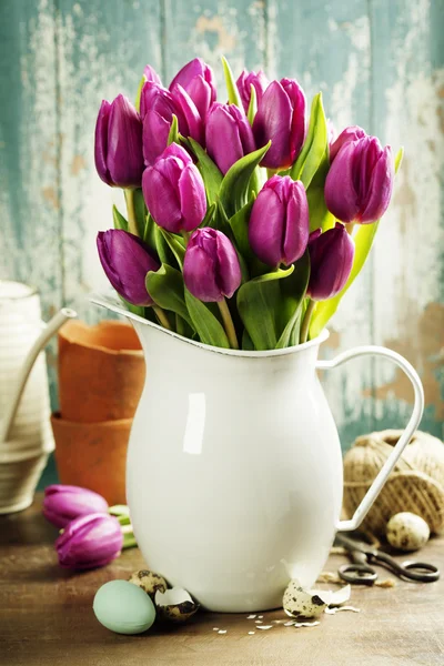 Paarse tulpen, Tuingereedschap en paaseieren — Stockfoto