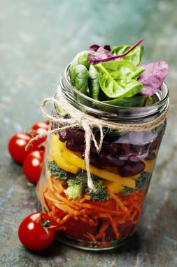 Sağlıklı ev yapımı Mason kavanoza salata