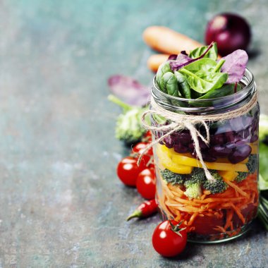 Sağlıklı ev yapımı Mason kavanoza salata
