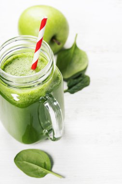 Sağlıklı yeşil smoothie ve malzemeler