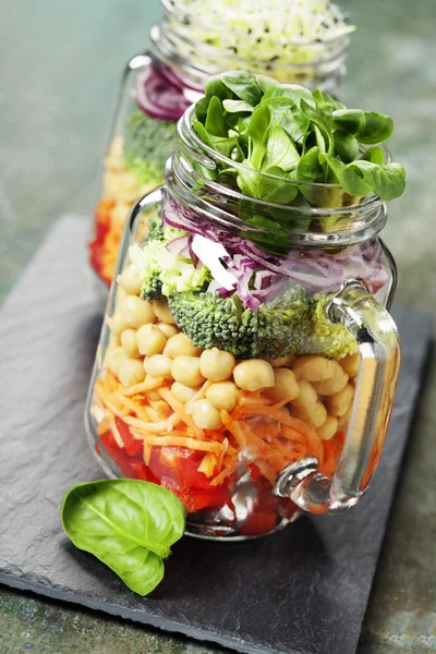 健康自制玻璃瓶沙拉 — 图库照片