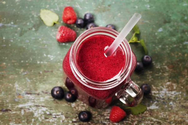 Berry smoothie na tle rustykalnym — Zdjęcie stockowe
