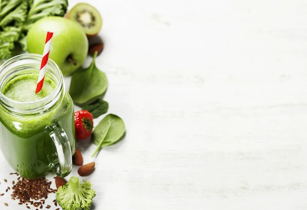 Healthy green smoothie and ingredients — Stock Photo, Image