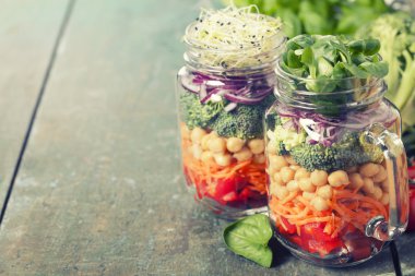 Sağlıklı ev yapımı Mason kavanoza salata