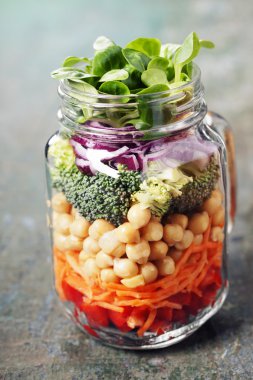 Sağlıklı ev yapımı Mason kavanoza salata