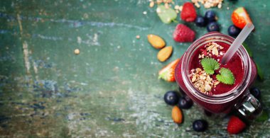 Berry yüzlü rustik arka plan üzerinde