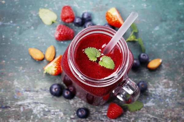 Berry smoothie maalaismainen tausta — kuvapankkivalokuva