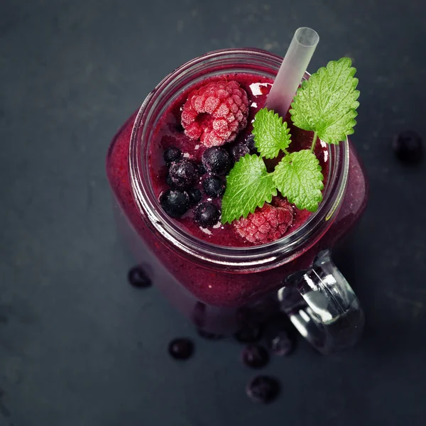 Berry smoothie na tle rustykalnym — Zdjęcie stockowe