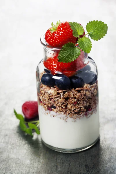 Yoghurt met gebakken muesli en bessen — Stockfoto