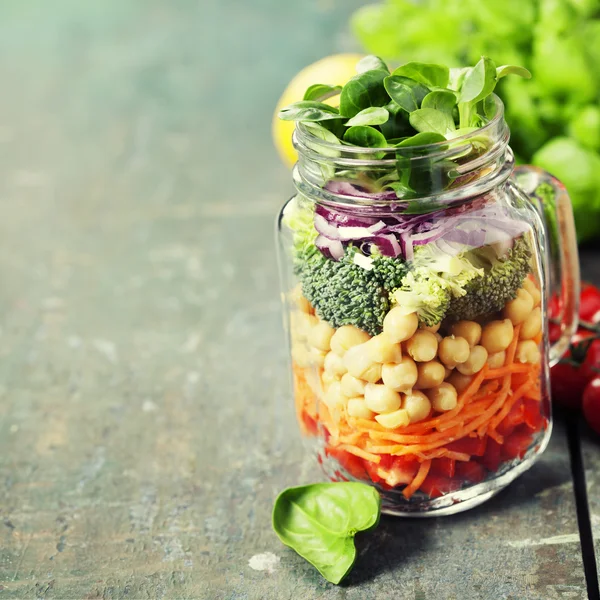 Ensalada casera sana del tarro de Mason — Foto de Stock