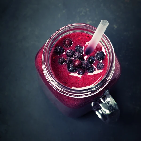 Berry smoothie na tle rustykalnym — Zdjęcie stockowe