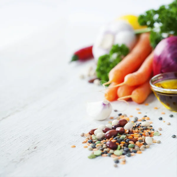 Mistura de feijão vermelho, lentilha, ervilhas verdes e grão de bico com legumes — Fotografia de Stock