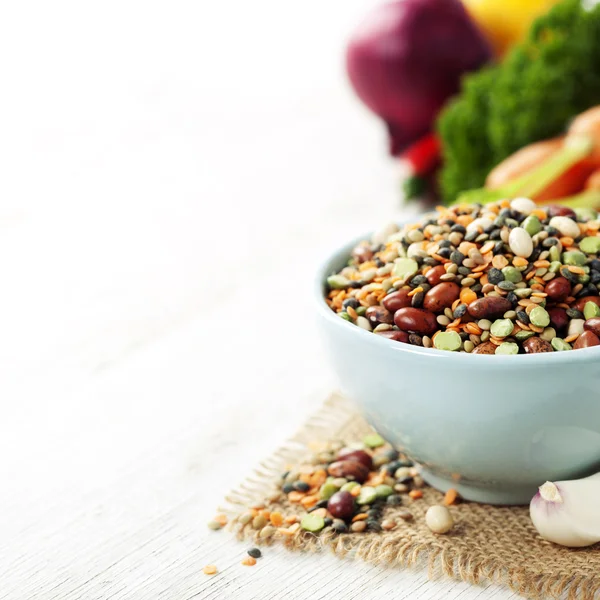 Miscela di fagioli rossi, lenticchie, piselli verdi e ceci con verdure — Foto Stock