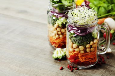 Sağlıklı ev yapımı Mason kavanoza salata
