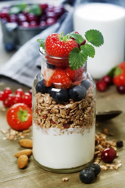 Yogurt with baked granola and berries — Stock Photo, Image