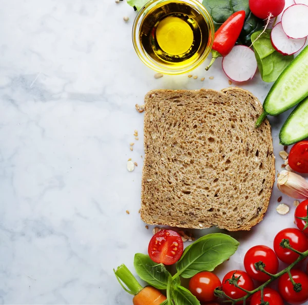 통 밀 빵과 건강 식품의 슬라이스 — 스톡 사진