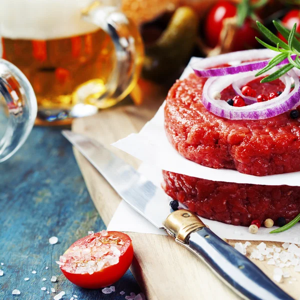 Beer and Raw Ground beef meat Burger steak cutlets with seasonin — Stock Photo, Image