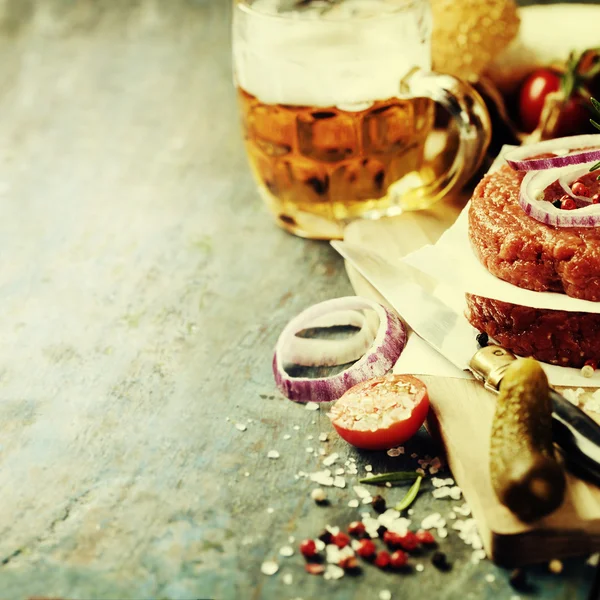 Beer and Raw Ground beef meat Burger steak cutlets with seasonin — Stock Photo, Image