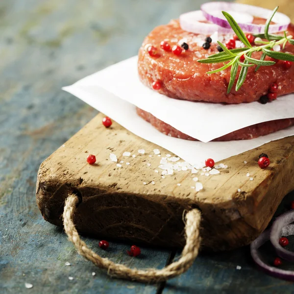 Carne de vaca moída crua Costeletas de bife de hambúrguer com tempero — Fotografia de Stock