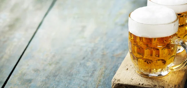 Пиво на дерев'яному фоні з копіспасом — стокове фото