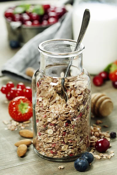 Perto de jarra com granola ou muesli na mesa — Fotografia de Stock