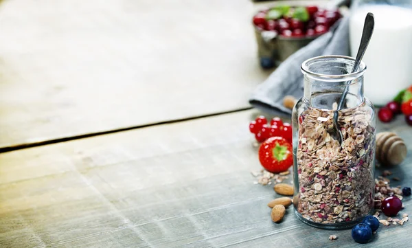 Perto de jarra com granola ou muesli na mesa — Fotografia de Stock