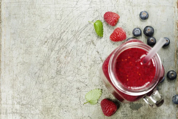 Frullato di bacche su sfondo rustico — Foto Stock