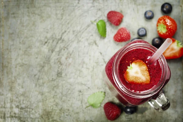 Frullato di bacche su sfondo rustico — Foto Stock