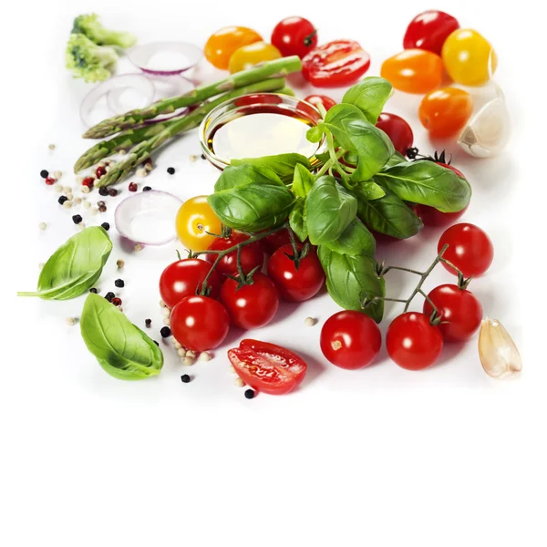 Légumes frais et cuillère en bois — Photo