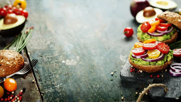 Lekkere zelfgemaakte broodjes met avocado, tomaat, ui en peper — Stockfoto