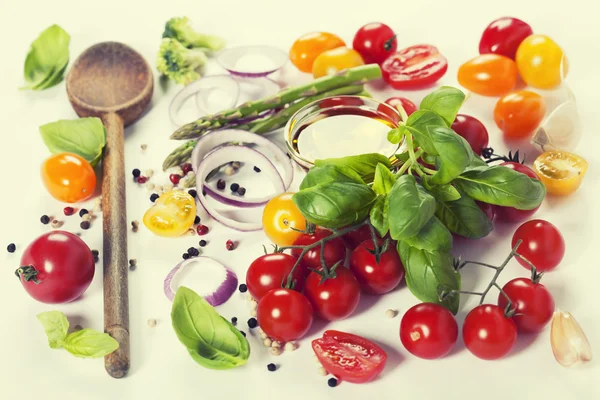 新鮮な野菜と木のスプーン — ストック写真