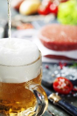 Bira ve ham zemin sığır eti hamburger biftek pirzola daiç ile