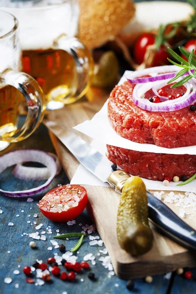 Cerveza y carne de res molida cruda Chuletas de carne de hamburguesa con seasonin —  Fotos de Stock
