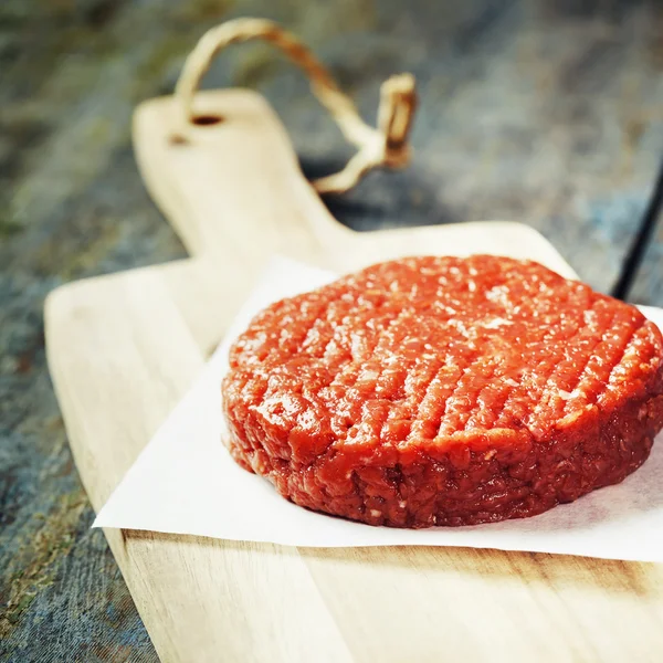 Viande de bœuf hachée crue escalope de steak burger — Photo