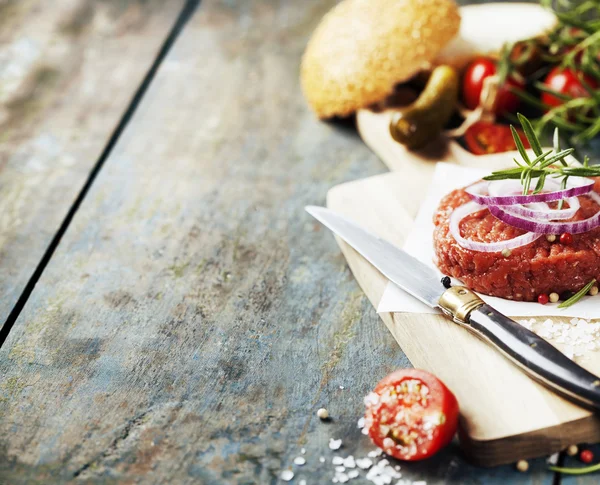 Raw beef burger for hamburger with vegetables — Stock Photo, Image