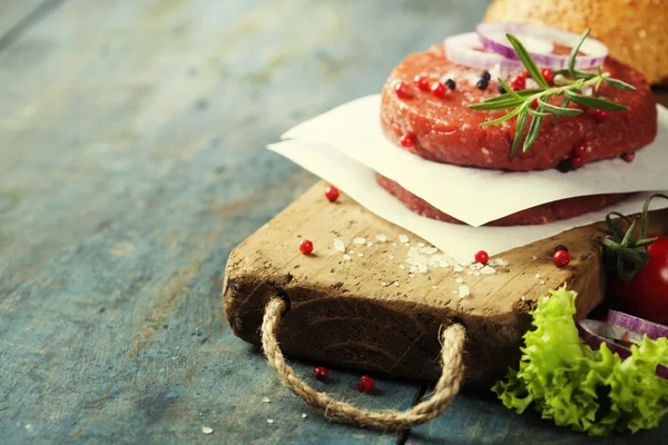 Carne de vaca moída crua Costeletas de bife de hambúrguer com tempero — Fotografia de Stock