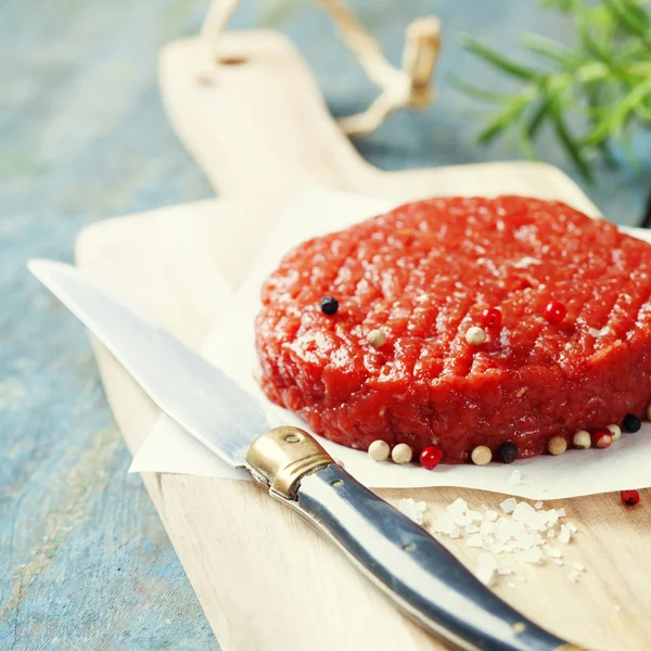 Carne de res molida cruda Burger steak cutlet — Foto de Stock