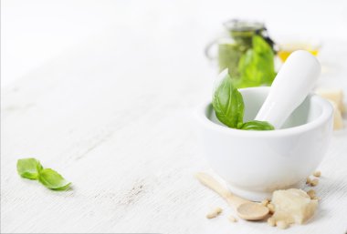 Seramik harç havaneli ve pesto malzemelerle