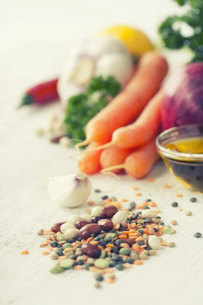 Miscela di fagioli rossi, lenticchie, piselli verdi e ceci con verdure — Foto Stock