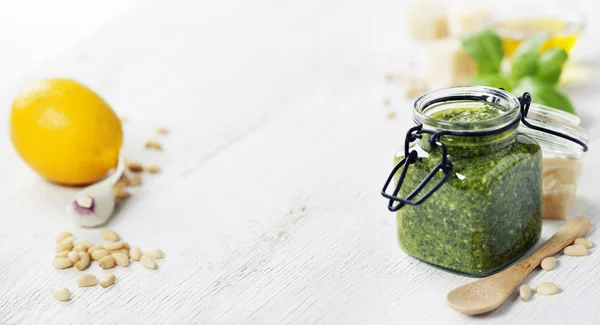 Verse Pesto op wit — Stockfoto