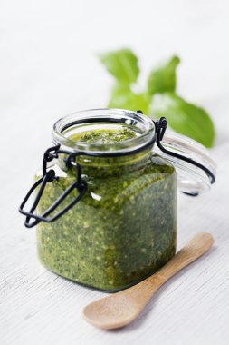 Beyaz üzerine taze Pesto