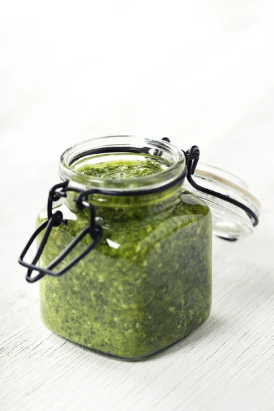 Pesto frais sur blanc — Photo