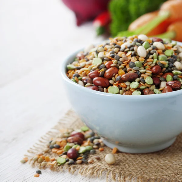 Mélange de haricots rouges, lentilles, pois verts et pois chiches avec légumes — Photo