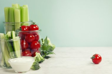 çeşitli taze sebze sos ile