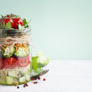 Sağlıklı ev yapımı Mason kavanoza salata Quinoa ve sebzeler 